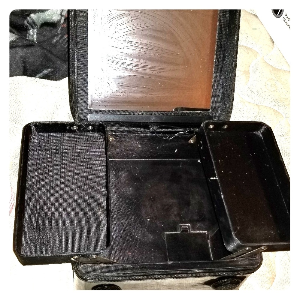 Stila makeup box with speakers